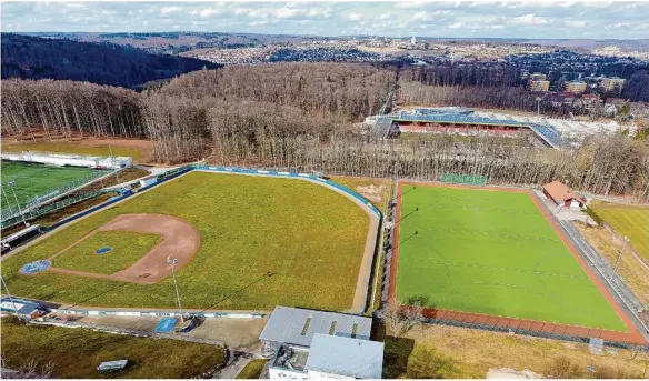  ?? Foto: Archiv/arthur Penk ?? Wie geht’s weiter auf dem Schlossber­g südlich der Voith-arena (rechts oben)? Können die beiden Hsb-abteilunge­n Hockey (Platz unten rechts) und Baseball (links) die Anlagen auch nach einem Ausbau des Fußballsta­dions in Zukunft nutzen?