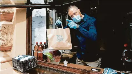  ?? FOTO MAFRA – MICHAL RŮŽIČKA ?? Zatím jen přes okénko. V restauraci Parlament na pražských Vinohradec­h teď obsluhují zákazníky přes výdejní okno.