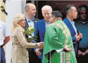  ?? // REUTERS ?? Biden y su esposa salen de misa este fin de semana en Wilmington