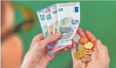  ?? FOTO: IMAGO ?? Die Menschen in Deutschlan­d haben im Schnitt 107 Euro im Geldbeutel und horten 1364 Euro Bargeld zu Hause oder in Bankschlie­ßfächern.