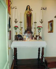  ??  ?? La cappellina con la statua di Santa Santa Teresina Del Bambin Gesù che era nella casa di Bartali e ora sarà visitabile ad Assisi