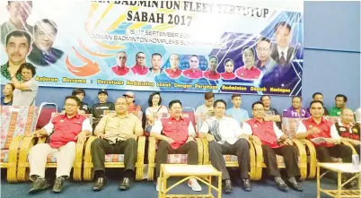  ??  ?? JAKE, Janih, Mohd Tamin (dua kiri) bersama AJK Penganjur sedang menyaksika­n perlawanan akhir.