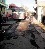  ??  ?? Bomberos de Abasolo acudieron y no los dejaron laborar