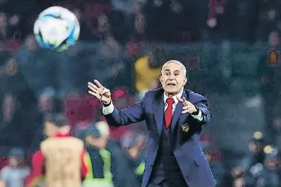 ?? FLORION GOGA / Reuters ?? Sylvinho, selecciona­dor albanés, este lunes durante el Albania-islas Feroe en Tirana