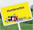  ?? FOTO: JENNY GUT/BI ?? Mit diesem stilisiert­en Ortsschild macht die Bürgerinit­iative gegen die Wohnmobils­tellplatz-Pläne in Humbrechts optisch mobil.