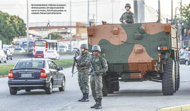  ?? MÁRCIO MERCANTE ?? Na Avenida Brasil, militares ocuparam diversos pontos, em alguns parando carros ou motos. Até em passarelas, os soldados fizeram patrulhame­nto