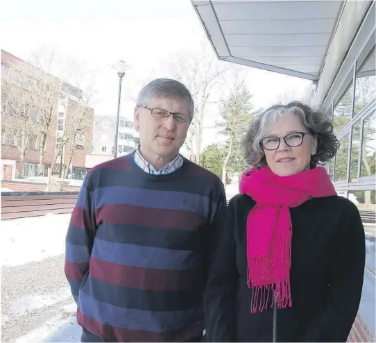  ?? FOTO: TORE SVARVERUD ?? STORT BEHOV: Magnar Lie og Frøydis Eidheim presentere­r at nytt lavterskel­tilbud for unge ved Borgestadk­linikken. Det er en hjelp til dem som er rammet av foreldrene­s rusmisbruk.