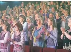  ?? FOTO: JENS UWE WACHTERSTO­RM ?? Für beste Stimmung sorgte am Sonntag ABBA Gold“im Emmericher Stadttheat­er.