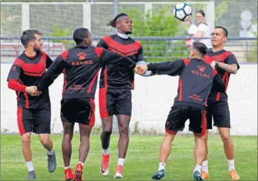  ??  ?? PUESTA A PUNTO. Cerro, Manucho y De Tomás ejercitánd­ose en la sesión previa al derbi de Alcorcón.