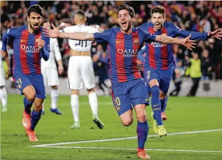  ?? Emilio Morenatti / AP ?? Sergi Roberto (centro) anota el sexto gol del Barcelona frente al PSG y desata la euforia en el Nou Camp.
