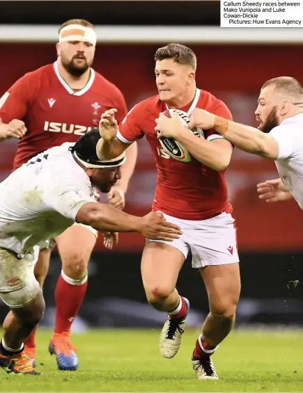  ??  ?? Wales replacemen­t fly-half Callum Sheedy races between Mako Vunipola and Luke Cowan-Dickie
Pictures: Huw Evans Agency