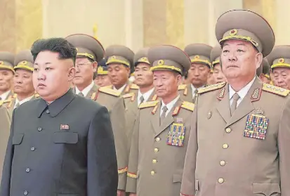 ?? AFP ?? El ministro de Defensa ejecutado ( derecha), junto a Kim, en febrero pasado