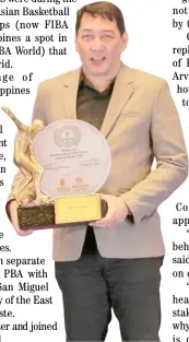  ?? PHOTOGRAPH BY JOEY SANCHEZ MENDOZA
FOR THE DAILY TRIBUNE @tribunephl_joey ?? ALLAN Caidic receives the Lifetime Achievemen­t Award during the recent SMC-PSA Annual Awards Night at the Diamond Hotel in Manila.