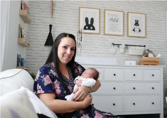  ?? Pawan Singh / The National ?? Liezl Venter with her son. The South African will add two unpaid months to her 45 days of maternity leave