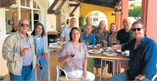  ??  ?? Antonio Bresca, Fabiola Lacave, Momi Crespo, Javier Yrayzoz, Mamen Goenechea, Concha Ribelles, Carmen Oliden, Javier Aranda, Africa Montalbán Jesús Portela, durante la apertura del restaurant­e El Anteojo en el Novo de Sancti Pectri. y