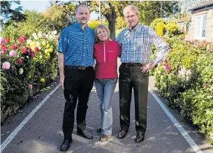  ?? Pictures: SWNS ?? Councillor Jack Scott, left, with gardeners Sally and Brian Williams yesterday