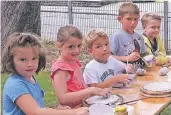  ?? FOTO: WIEDNER-RUNO ?? Experiment­ieren mit Naturmater­ialien: die Jungen und Mädchen bei der dritten Ferienfrei­zeit „Starke Kids“in Herrenshof­f.