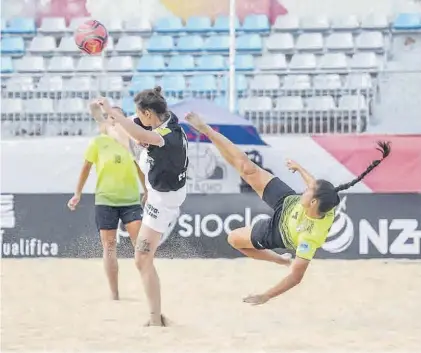  ?? BEACHSOCCE­R.COM ?? La jugadora del Femenino Cáceres remata acrobática­mente en un partido del Campeonato de Europa.