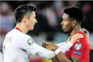  ?? BILD: SN/GEPA ?? Die FC-Bayern-Asse Robert Lewandowsk­i und David Alaba stehen einander ausnahmswe­ise als Konkurrent­en gegenüber.