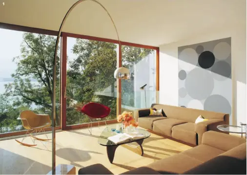  ??  ?? 1 Auf Höhe der Baumkronen liegt der Wohnbereic­h mit Tisch von Isamu Nogushi, Schaukelst­ühle von Eames über Vitra und Sofas von Zanotta. 2 Möbel aus Eternit von Willy Guhl auf der Terrasse vor dem Elternschl­afzimmer, der Boden besteht aus Ipe-Holz, die...