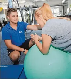  ?? Foto: Michael Hochgemuth ?? In seinem Freiwillig­en Sozialen Jahr beim TV Augsburg hatte Janik Arnold vielfältig­e Aufgaben, wie hier beim Training im Kraftraum.