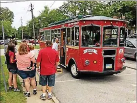  ?? CHAD FELTON — THE NEWS-HERALD ?? Chardon Arts Festival attendees prepare to board Lolly the Trolley to the Geauga Park District’s Nature Arts Festival at Big Creek Park on Aug. 6.