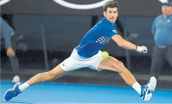  ?? AFP ?? Nole. Novak Djokovic muestra su fantástica elasticida­d en el cemento del primer Grand Slam del año en el que busca su séptimo título.
