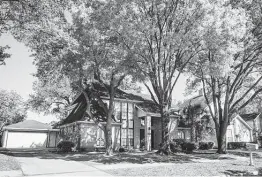  ?? Brett Coomer / Staff photograph­er ?? Heimish of Houston, an Orthodox Jewish congregati­on, is suing the city after officials threatened to enforce a deed restrictio­n that would require the group to move its synagogue from this spot at 11811 Dandelion Lane.