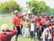  ?? CORTESÍA CORTESÍA PROSPECT SPORT ?? Orlando Cabrera en una charla con chicos peloteros.