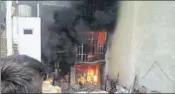  ?? HT PHOTO ?? The house in the main market of Gurugram’s Sohna town up in flames on Thursday.