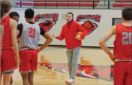  ??  ?? Russellvil­le head coach Kyle Pennington talks to his team during a recent practice. The Cyclones finished last season with a 23-6 record but lost in the opening round of the Class 5A State Tournament.