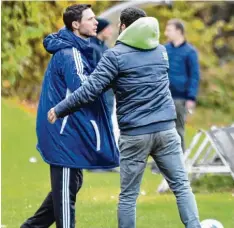  ??  ?? Heiko Plischke (links) oder Marco Di Santo (rechts)? Einer der beiden Trainer wird sich heute wohl aus der Bezirkslig­a verabschie­den.