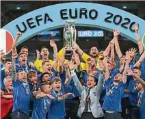  ?? AFP ?? Los italianos volvieron a levantar el trofeo como campeón.