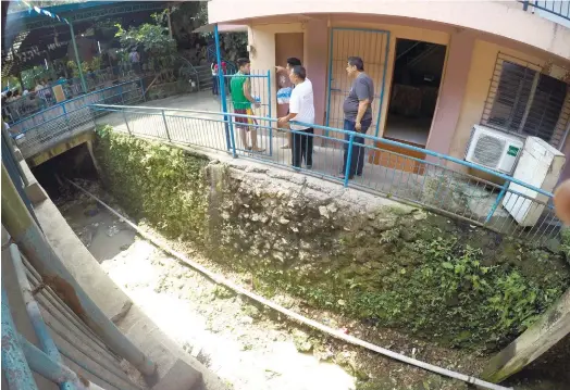  ?? (SUN.STAR FOTO/ALEX BADAYOS) ?? SMELLY CREEK. Residents in Barangay Kalunasan complain of smell, which they said originates from the two jail cells in the area, the Cebu City Jail and the Cebu Provincial Detention and Rehabilita­tion Center. Officials of both facilities deny the...