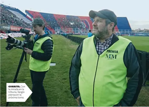  ??  ?? Con la mirada en la tribuna, Sergio piensa en la próxima toma.