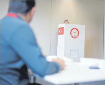  ?? FOTO: DPA ?? Ein türkischer Mann gibt im Wahllokal Stuttgart-Zuffenhaus­en seine Stimme ab.