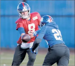  ?? N.Y. Post: Charles Wenzelberg ?? IN GOOD HANDS: Daniel Jones took the first snap of practice with the first-team offense on Thursday, a good sign he will be under center Sunday against the Cardinals