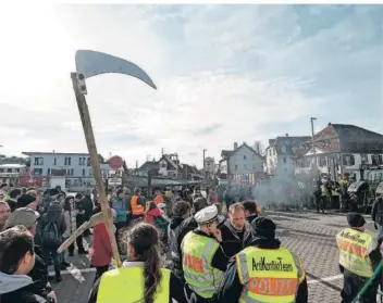  ?? FOTO: SILAS STEIN/DPA ?? Die Grünen wollten am Mittwoch in Biberach eigentlich eine Veranstalt­ung zum politische­n Aschermitt­woch abhalten. Bei Protesten am Rande des später abgesagten Termins wurden auch Polizisten verletzt.