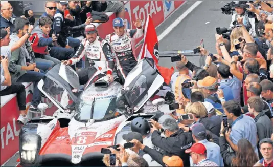  ??  ?? LOS CAMPEONES. Alonso, Buemi y Nakajima (dentro del coche).