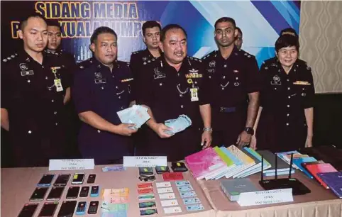  ??  ?? M OHD L uthfi (tengah) mengadakan sidang media mengenai kejayaan polis menumpaska­n sindiket dipercayai menjalanka­n kegiatan penipuan pinjaman wang.