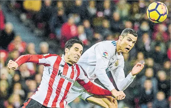  ?? FOTO: EFE ?? Siempre cumple Etxeita disputa un balón con Cristiano Ronaldo en el único partido de Liga que ha jugado esta temporada hasta la fecha