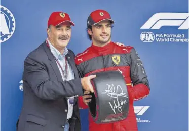  ?? //SCUDERIA FERRARI ?? Nigel Mansell le entregó a Sainz su primera distinción como poleman