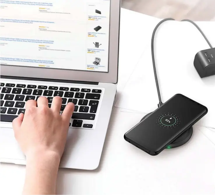  ??  ?? Trådløse opladere er praktiske, men tager lidt længere i opladnings­tid end traditione­lle af slagsen. Her ses XRP-PC034 Wireless Qi 10 W Charger, Quick Charge 3.0 wall fra Ravpower.