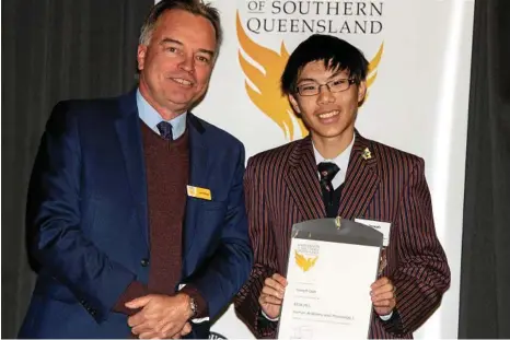  ?? PHOTO: MATT EDWARDS PHOTOGRAPH­Y ?? ACHIEVEMEN­T: Deputy Vice-Chancellor (Students and Communitie­s) Carl Rallings and graduate Joseph Goh at the USQ Toowoomba semester one 2017 Head Start Graduation ceremony.