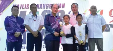  ??  ?? Gerawat (centre) presents the trophy to Stephanie, with Martin standing next to her.