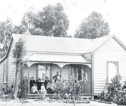  ?? ?? The Dunlop family c1910 in front of their Te Puke homestead.