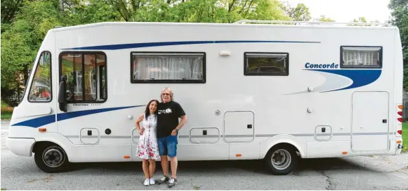  ?? Fotos: Ulrich Wagner, Sonja Dürr ?? Ein Koloss auf Rädern samt Fußbodenhe­izung und separater Duschkabin­e: Für Beate und Jochen Mayr ist ihr Wohnmobil ein zweites Zuhause.