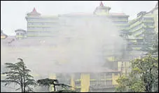  ?? DEEPAK SANSTA/HT ?? Smoke billowing out of Indira Gandhi Medical College after its generator room caught fire after shortcircu­it due to lightning in Shimla on Wednesday.