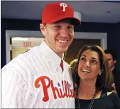  ?? DREW HALLOWELL — GETTY IMAGES ?? Hall of Fame pitcher Roy Halladay, shown with his wife Brandy in 2009, died in a plane crash off the coast of New Port Richey, Florida on Nov. 7, 2017.