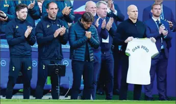  ?? ?? DISTRAUGHT: Manager Conte and colleagues pay their respects to ‘The Marine’ before the game